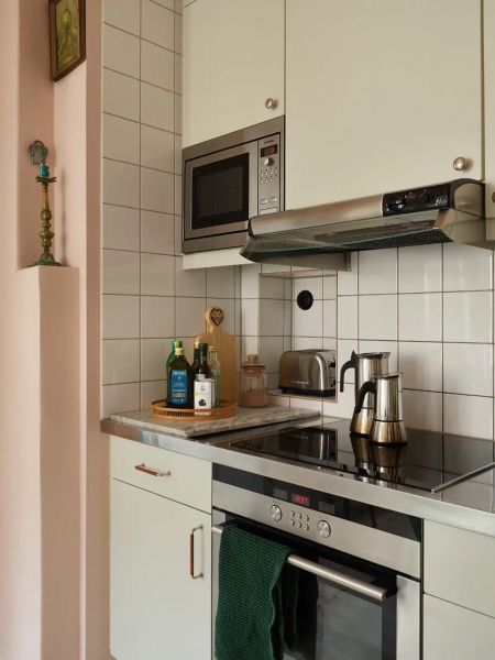 Нежно-голубые стены и розовый диван: приятный живой интерьер в Стокгольме