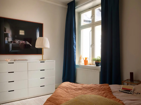 Нежно-голубые стены и розовый диван: приятный живой интерьер в Стокгольме