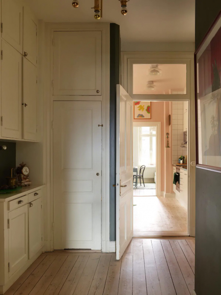 Нежно-голубые стены и розовый диван: приятный живой интерьер в Стокгольме