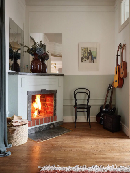 Нежно-голубые стены и розовый диван: приятный живой интерьер в Стокгольме