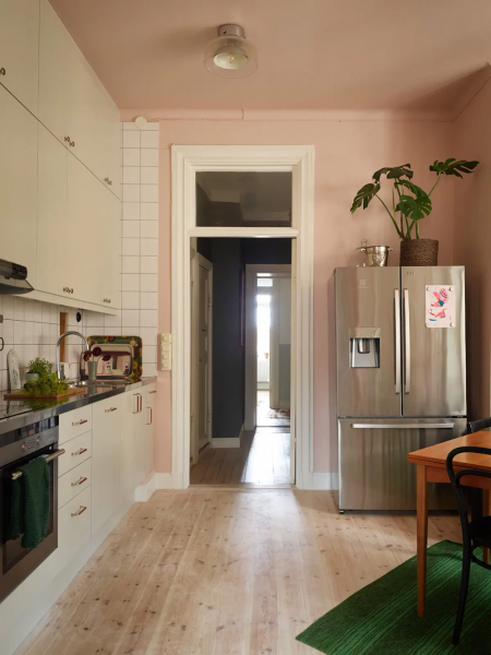 Нежно-голубые стены и розовый диван: приятный живой интерьер в Стокгольме