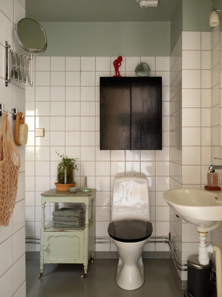 Нежно-голубые стены и розовый диван: приятный живой интерьер в Стокгольме