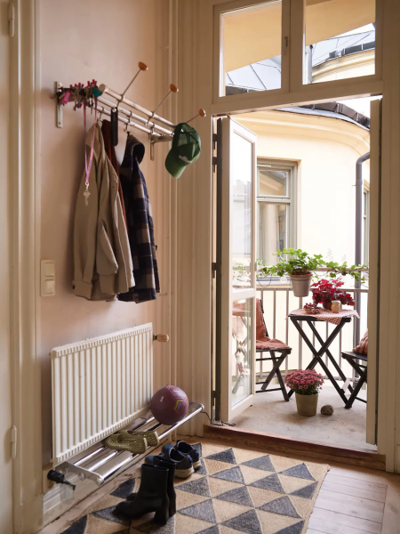 Нежно-голубые стены и розовый диван: приятный живой интерьер в Стокгольме