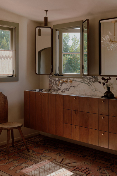 Нотки mid century в дизайне испанской виллы в Калифорнии