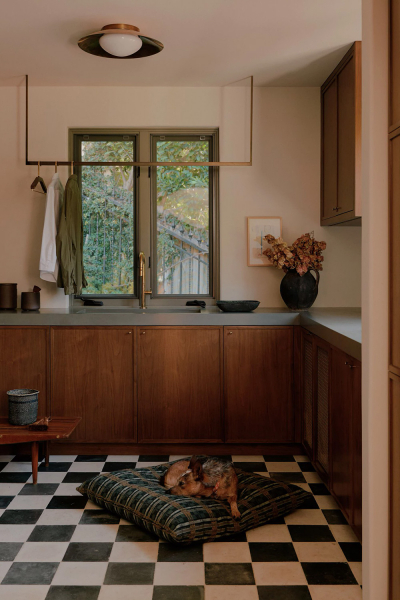 Нотки mid century в дизайне испанской виллы в Калифорнии