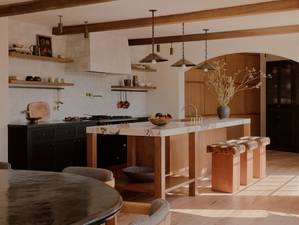 Нотки mid century в дизайне испанской виллы в Калифорнии