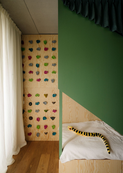 Современное искусство и дизайнерская мебель: квартира в Берлине