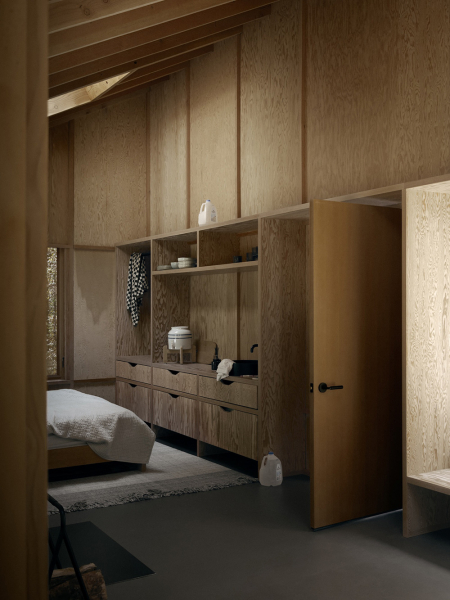 Стильный интерьер в окружении леса в Канаде