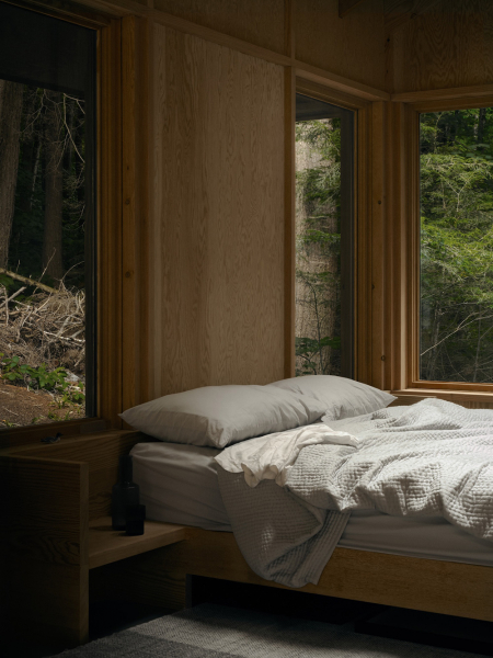 Стильный интерьер в окружении леса в Канаде