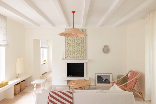 Светлый средиземноморский интерьер во Франции с нежными деталями