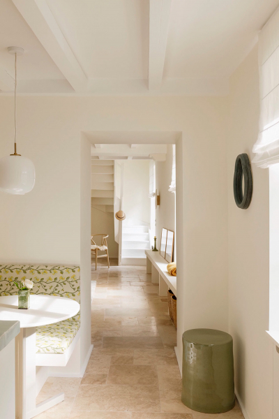 Светлый средиземноморский интерьер во Франции с нежными деталями