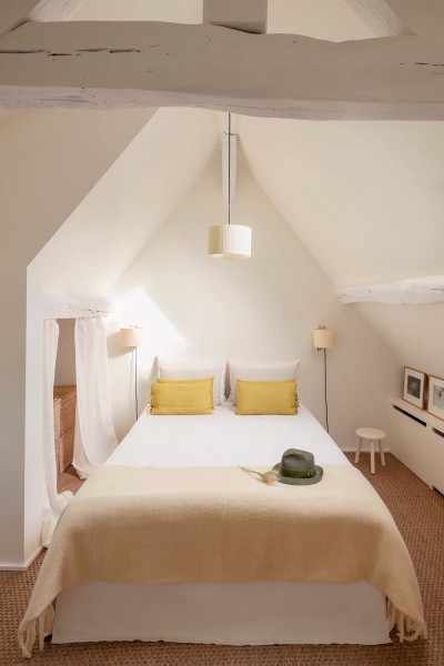 Светлый средиземноморский интерьер во Франции с нежными деталями