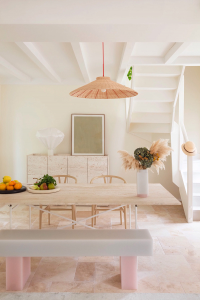 Светлый средиземноморский интерьер во Франции с нежными деталями