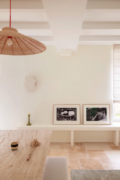 Светлый средиземноморский интерьер во Франции с нежными деталями