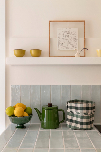 Светлый средиземноморский интерьер во Франции с нежными деталями