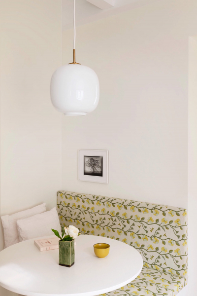 Светлый средиземноморский интерьер во Франции с нежными деталями