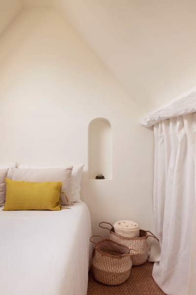 Светлый средиземноморский интерьер во Франции с нежными деталями