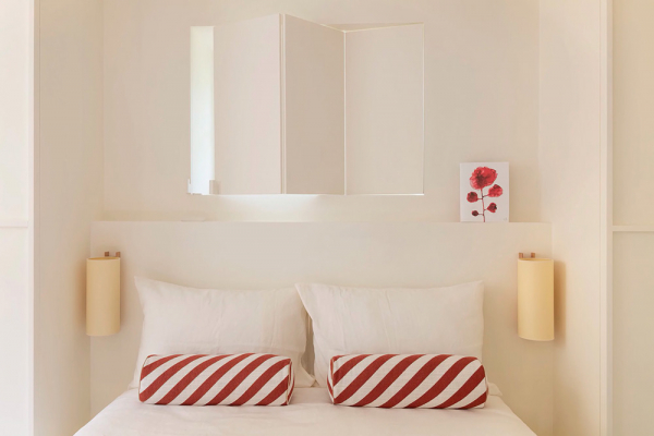 Светлый средиземноморский интерьер во Франции с нежными деталями