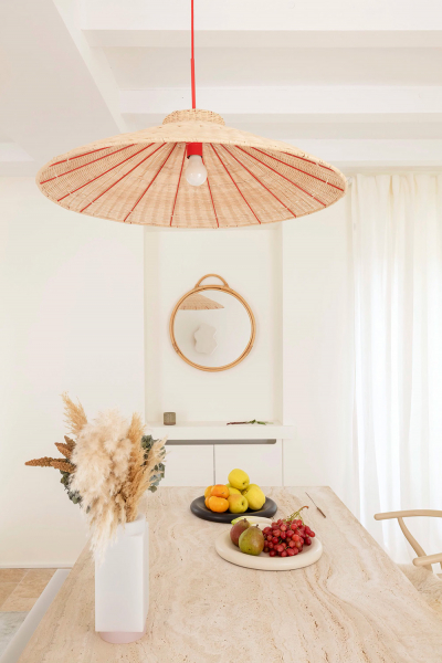 Светлый средиземноморский интерьер во Франции с нежными деталями