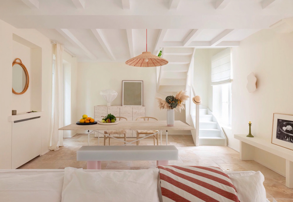 Светлый средиземноморский интерьер во Франции с нежными деталями