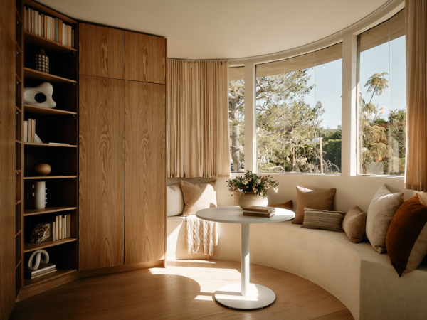 Теплый современный дизайн одноэтажной виллы на холме в Калифорнии Теплый современный дизайн одноэтажной виллы на холме в Калифорнии