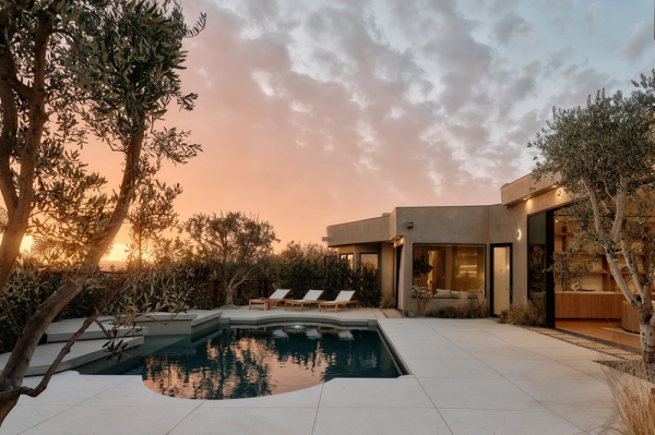 Теплый современный дизайн одноэтажной виллы на холме в Калифорнии Теплый современный дизайн одноэтажной виллы на холме в Калифорнии