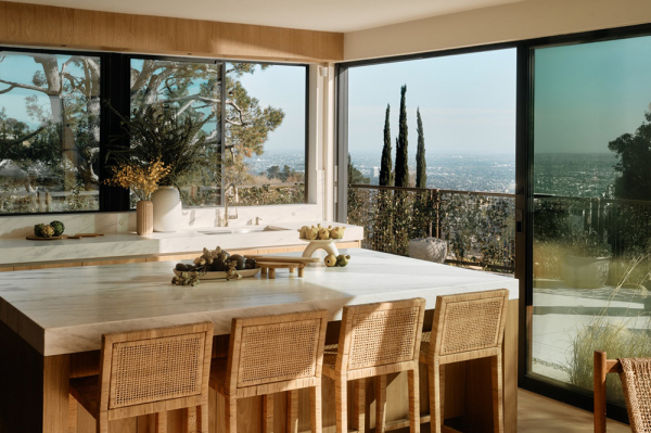 Теплый современный дизайн одноэтажной виллы на холме в Калифорнии Теплый современный дизайн одноэтажной виллы на холме в Калифорнии