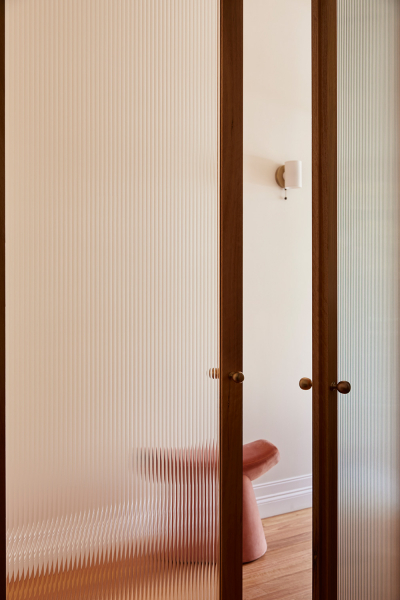 Тёплый современный интерьер одноэтажного дома в Мельбурне Тёплый современный интерьер одноэтажного дома в Мельбурне