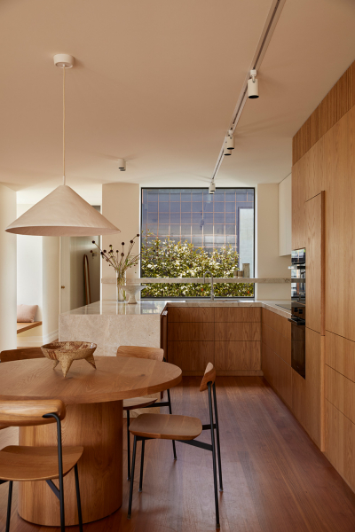 Тёплый современный интерьер одноэтажного дома в Мельбурне Тёплый современный интерьер одноэтажного дома в Мельбурне