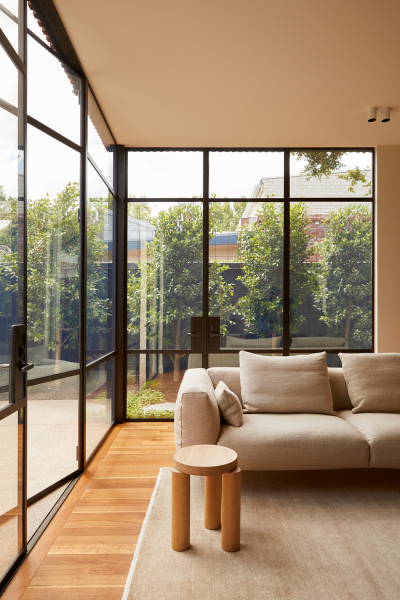 Тёплый современный интерьер одноэтажного дома в Мельбурне Тёплый современный интерьер одноэтажного дома в Мельбурне