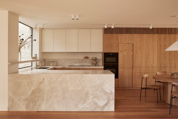 Тёплый современный интерьер одноэтажного дома в Мельбурне Тёплый современный интерьер одноэтажного дома в Мельбурне