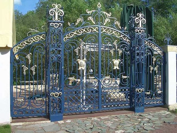 Кованые заборы (ограждения) для частных домов — выбираем свой стиль