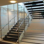 Как установить балясины и столбы на лестницу Как установить балясины и столбы на лестницу