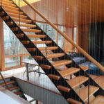 Как установить балясины и столбы на лестницу Как установить балясины и столбы на лестницу