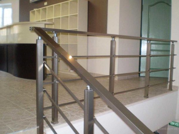 Установка поручней на лестницу, стену — варианты крепления Установка поручней на лестницу, стену — варианты крепления