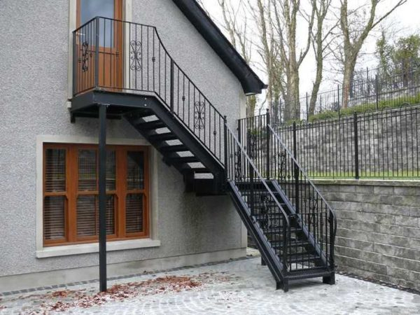 Лестничные перила наружные и внутренние для дома и дачи
