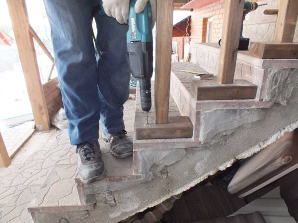 Как установить балясины и столбы на лестницу Как установить балясины и столбы на лестницу