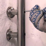 Как установить балясины и столбы на лестницу Как установить балясины и столбы на лестницу