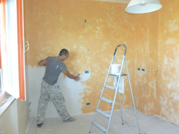 Как нанести венецианскую мраморную штукатурку своими руками Как нанести венецианскую мраморную штукатурку своими руками