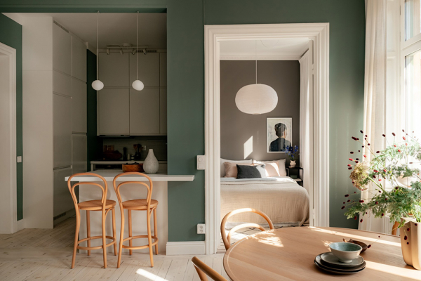 Красивые глубокие оттенки стен в дизайне небольшой двушки в Швеции (44 кв. м)