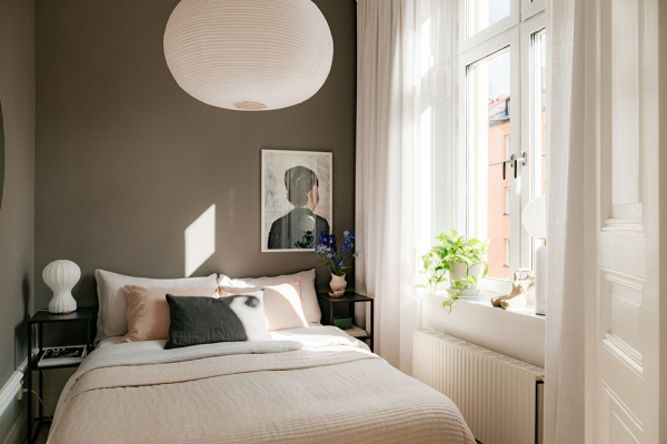 Красивые глубокие оттенки стен в дизайне небольшой двушки в Швеции (44 кв. м)