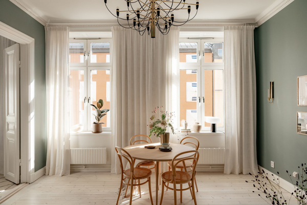 Красивые глубокие оттенки стен в дизайне небольшой двушки в Швеции (44 кв. м)