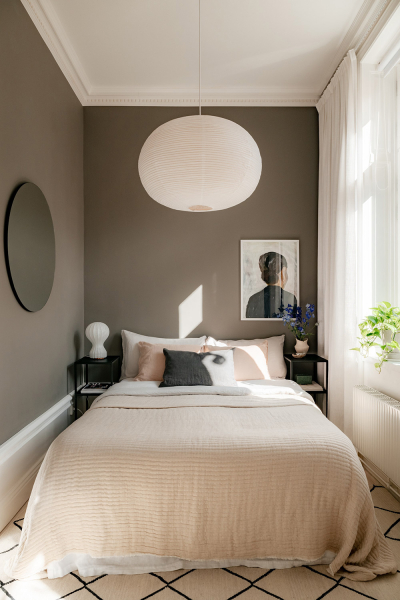 Красивые глубокие оттенки стен в дизайне небольшой двушки в Швеции (44 кв. м)