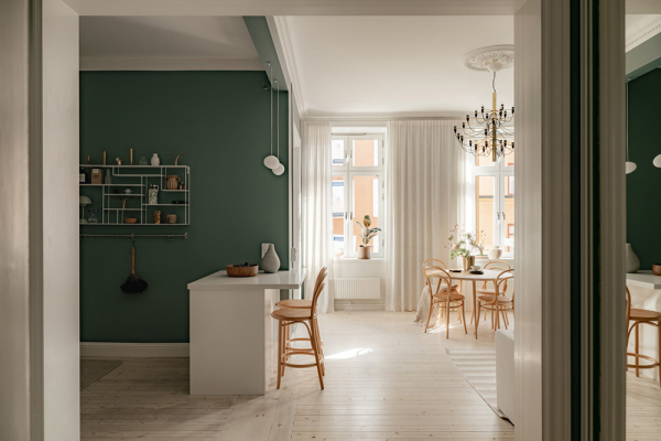 Красивые глубокие оттенки стен в дизайне небольшой двушки в Швеции (44 кв. м)
