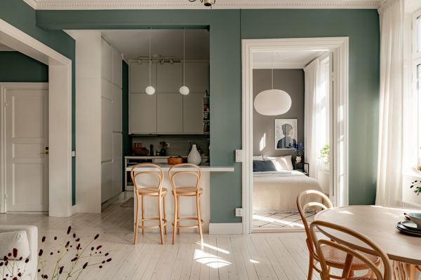 Красивые глубокие оттенки стен в дизайне небольшой двушки в Швеции (44 кв. м)