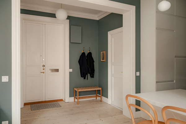 Красивые глубокие оттенки стен в дизайне небольшой двушки в Швеции (44 кв. м)