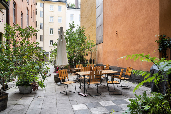 Красивые глубокие оттенки стен в дизайне небольшой двушки в Швеции (44 кв. м)