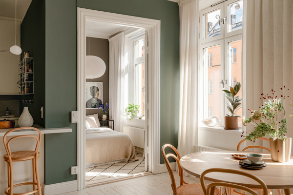 Красивые глубокие оттенки стен в дизайне небольшой двушки в Швеции (44 кв. м)