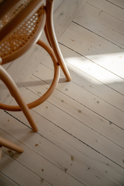 Красивые глубокие оттенки стен в дизайне небольшой двушки в Швеции (44 кв. м)