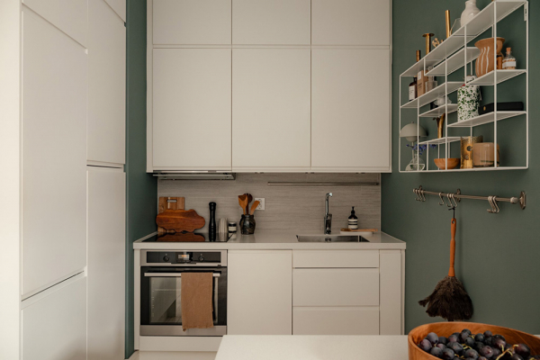 Красивые глубокие оттенки стен в дизайне небольшой двушки в Швеции (44 кв. м)